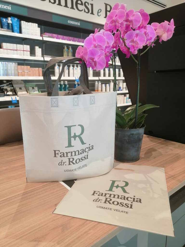 Progetto di comunicazione e grafica: il logo della farmacia Rossi, declinato nell’area espositiva, supporta la vendita visiva e accompagna i clienti nell’esperienza di acquisto – Now Farmacia Progetto di comunicazione e grafica: il logo della farmacia Rossi, declinato nell’area espositiva, supporta la vendita visiva e accompagna i clienti nell’esperienza di acquisto – Now Farmacia